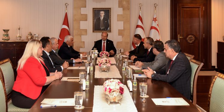 Cumhurbaşkanlığı’nda “karayollarındaki aydınlatmalarla ilgili bilgilendirme toplantısı” yapıldı