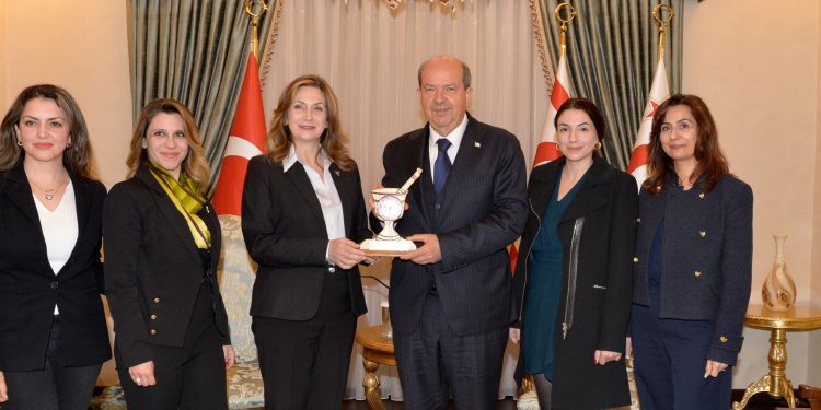 Cumhurbaşkanı Tatar Kıbrıs Türk Eczacılar Birliği heyetini kabul etti