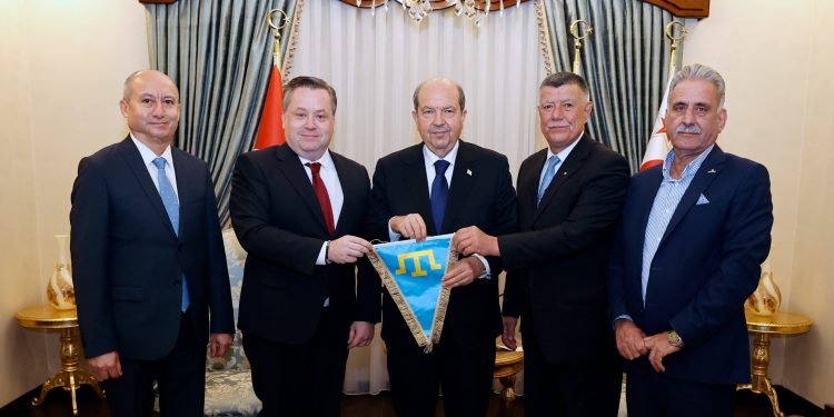 Cumhurbaşkanı Tatar, Eskişehir Odunpazarı Belediyesi Başkan Yardımcısı  Olcay ve Eskişehir Kırım Derneği Başkanı Bozkurt ile beraberindekileri kabul etti