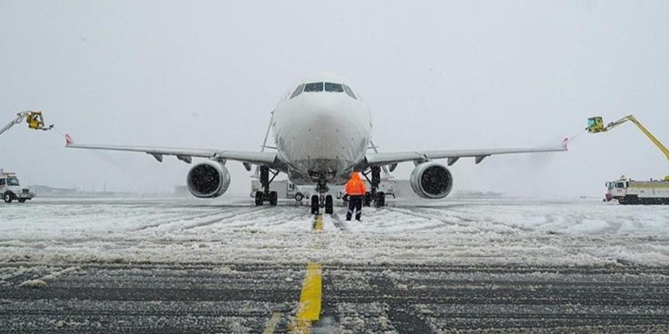 Kar yağışı hava ulaşımını olumsuz etkiledi..İptal edilen uçuşlardan KKTC uçuşları da etkilendi