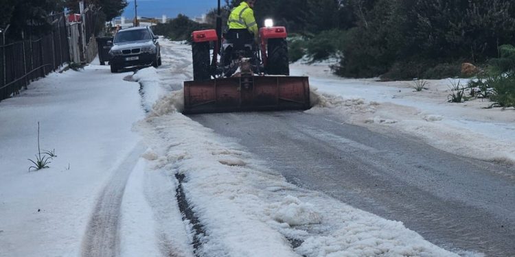 Karpaz’da şiddetli dolu yağışı zarara neden oldu