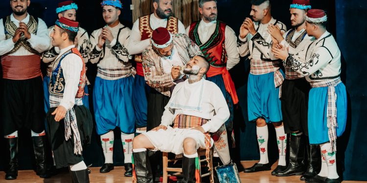 “Bizim Oğlan ve Komşunun Kızı” oyunu, Gazimağusa, Güzelyurt, Alayköy ve Lefkoşa’da sahnelenecek