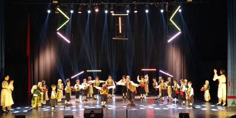 FOGEM’in “Kendi Yolumuzda, Çalışarak, Üreterek” adlı folklor şöleni yapıldı