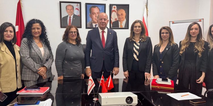 Dinçyürek, Kıbrıs Türk Eczacılar Birliği yeni başkan ve yönetimiyle görüştü