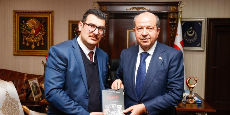Cumhurbaşkanı Ersin Tatar’a Mete Özsezer tarafından kitap takdim edildi