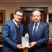 Cumhurbaşkanı Ersin Tatar’a Mete Özsezer tarafından kitap takdim edildi