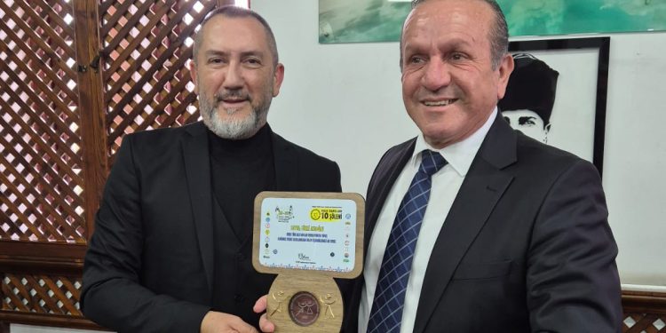Kıbrıs Türk Halk Dansları Federasyonu’ndan Bakan Ataoğlu’na teşekkür plaketi