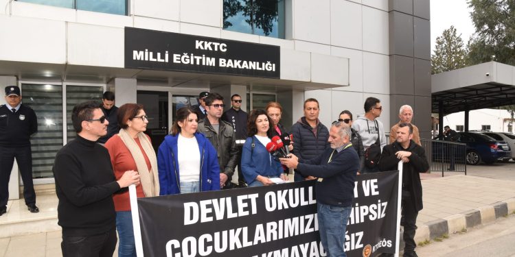 KTOEÖS Milli Eğitim Bakanlığı’na siyah çelenk bıraktı