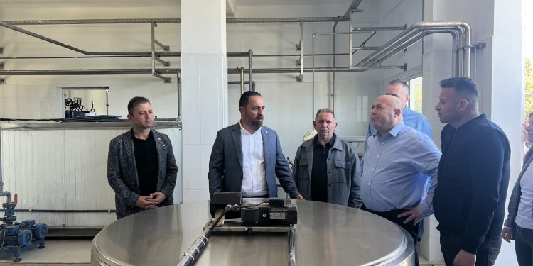 Bakan Çavuş, Dipkarpaz Süt Toplama Merkezi’ni ziyaret etti