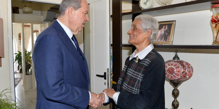 Cumhurbaşkanı Tatar, 8 Mart Dünya Emekçi Kadınlar Günü nedeniyle Ayten Berkalp’i ziyaret etti
