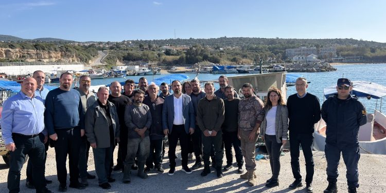 Bakan Çavuş, Yenierenköy’de üreticiler ve balıkçılarla bir araya geldi