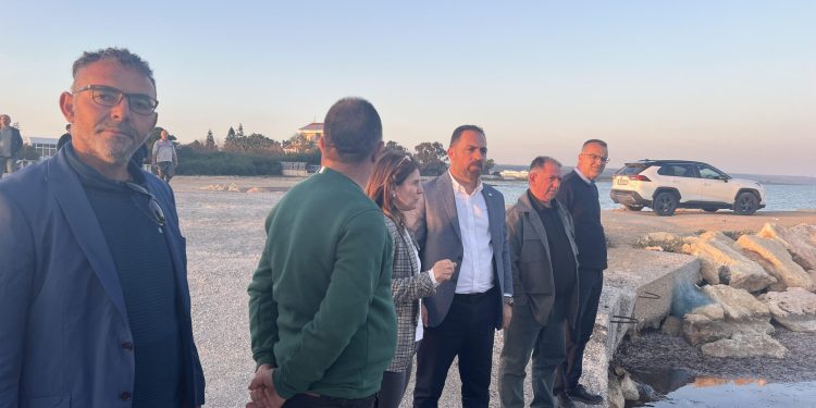Bakan Çavuş, Kumyalı Balıkçı Barınağı’ndaki çalışmaları inceledi