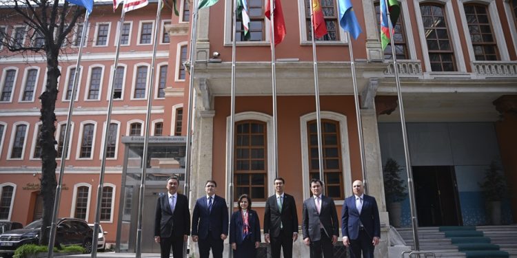 Türk Devletleri Teşkilatının yenilenen bayrağı nedeniyle İstanbul’da bayrak çekme töreni düzenlendi