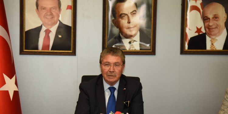 Başbakan Üstel, Ercan Havaalanı’nda Biyometrik Veri Sistemi’ni inceledi