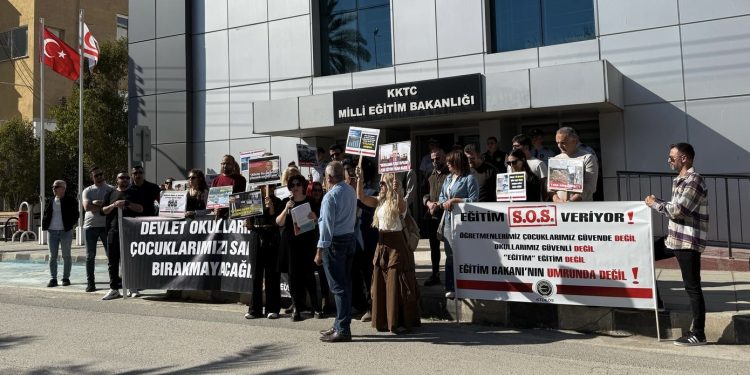 KTOEÖS, Milli Eğitim Bakanlığı önünde eylem yaptı:Devlet okullarını ve çocuklarımızı sahipsiz bırakmayacağız