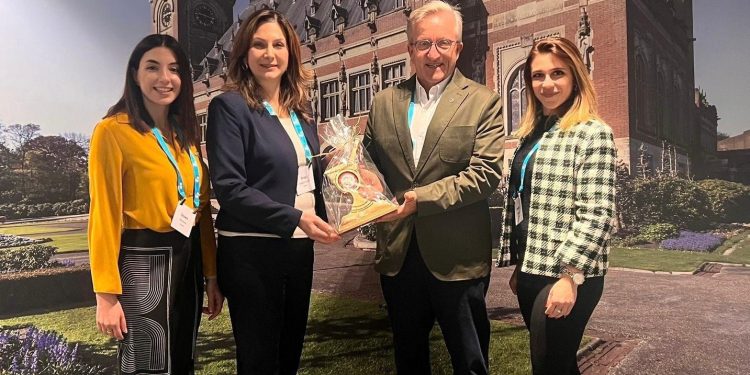 Eczacılar Birliği heyeti Lahey’de düzenlenen “Küresel Aşılama Zirvesi”ne katıldı