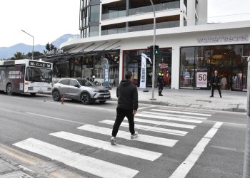 Girne’de Semih Sancar Caddesi’ne yerleştirilen yaya trafik ışığı kullanıma açıldı