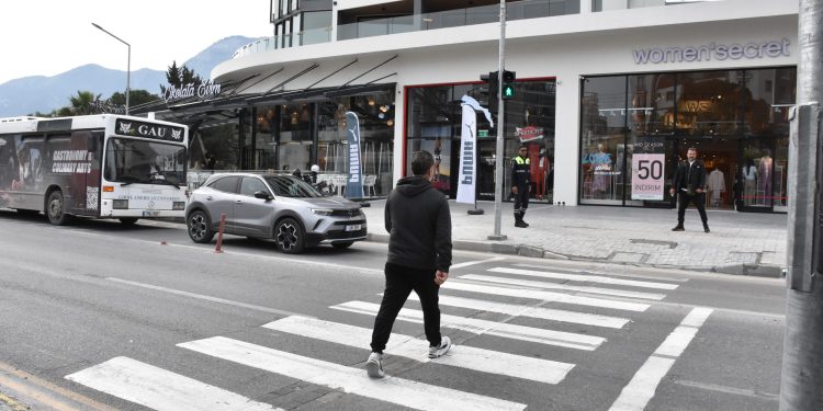 Girne’de Semih Sancar Caddesi’ne yerleştirilen yaya trafik ışığı kullanıma açıldı