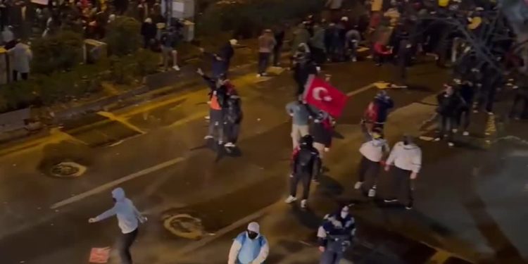 Saraçhane’de izinsiz gösteri yaparak polise saldıran gruba müdahale edildi