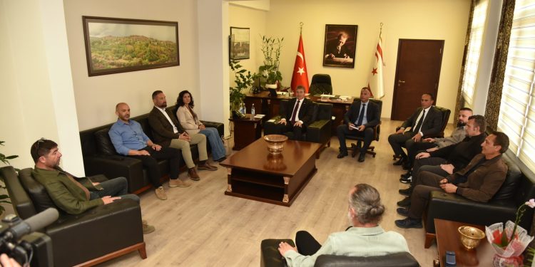 Başbakan Üstel, KTOEÖS ve KTÖS yetkilileri ile görüşüyor