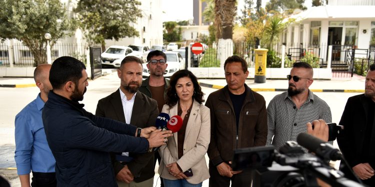 Başbakan Üstel’in öğretmen sendikalarıyla görüşmesi tamamlandı… -Eylem: “Başbakan, dün yaptığı açıklamanın arkasında olduğunu ve tüzüğün geri alınacağını net bir şekilde ifade etti”