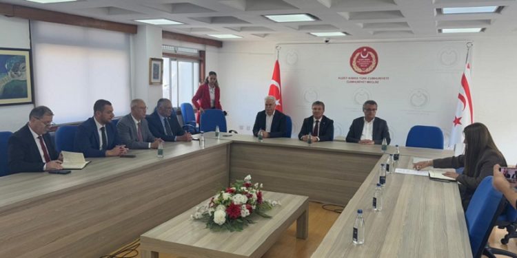 Başbakan Üstel, siyasi parti temsilcileri, öğretmen sendikaları ve Barolar Birliği temsilcileriyle görüşüyor