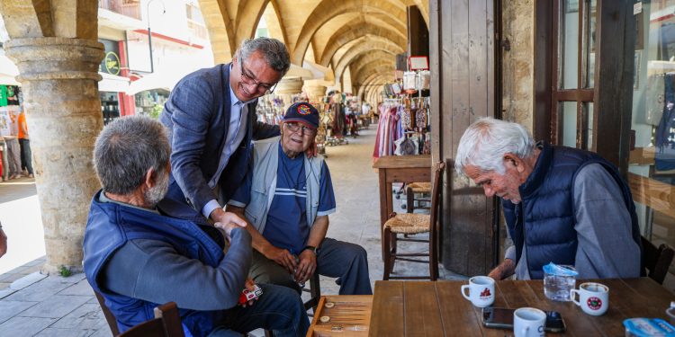 Erhürman, Lefkoşa’da halkla bayramlaştı