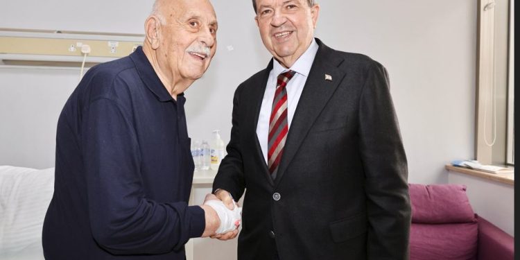 Tatar, hastanede tedavi görmekte olan TMT Mücahidi Metin Aybars’ı ziyaret etti