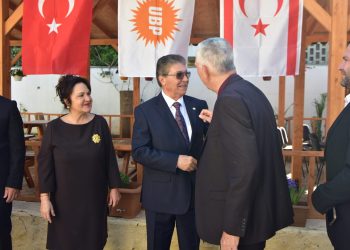 Başbakan Üstel, UBP’nin Köşklüçiftlik’teki Genel Merkezi’nde partililerle bayramlaştı  Lefkoşa