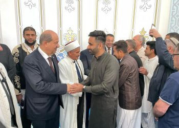 Cumhurbaşkanı Ersin Tatar, Bayram namazını Dr Suat Günsel Camisi’nde kıldı, halkla bayramlaştı