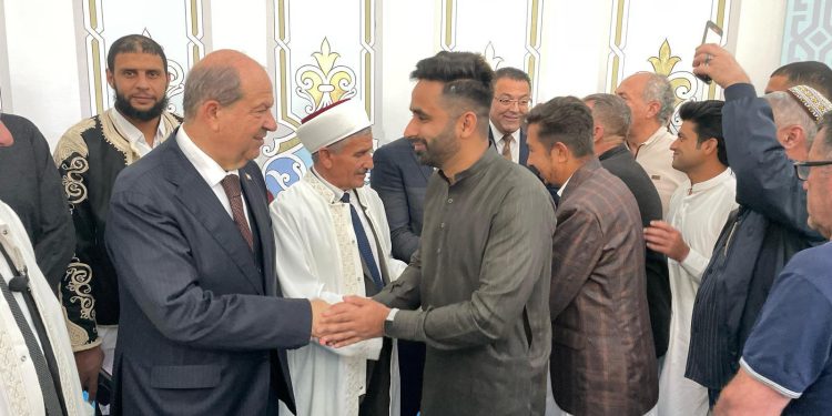 Cumhurbaşkanı Ersin Tatar, Bayram namazını Dr Suat Günsel Camisi’nde kıldı, halkla bayramlaştı