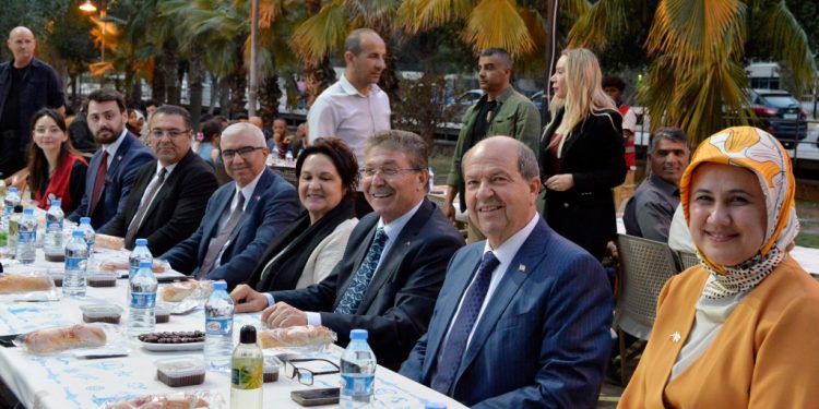 Cumhurbaşkanı Tatar ve Başbakan Üstel iftarlarını Kızılay sofrasında yaptı