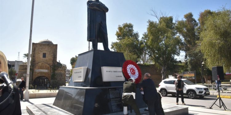 Büyükelçi Ali Murat Başçeri, Atatürk Anıtı’na çelenk sundu