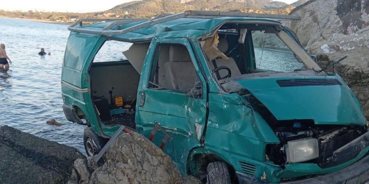 Sadrazamköy’de sürücü uyurken araç uçuruma düştü