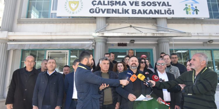KİEF, Çalışma ve Sosyal Güvenlik Bakanlığı önünde protesto eylemi düzenledi