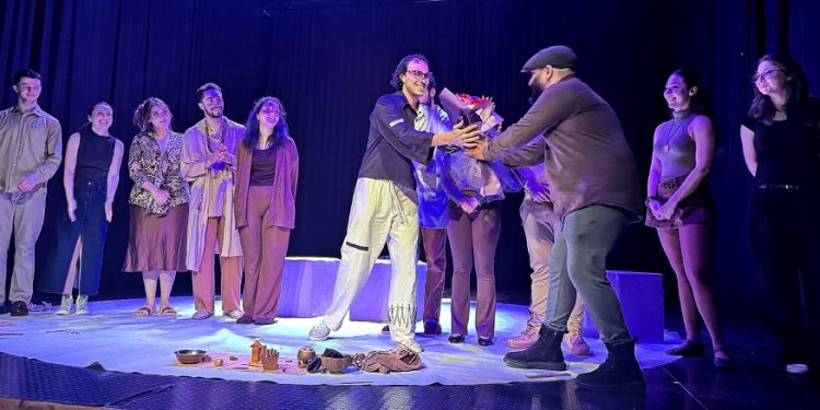 “Bina” oyununun ilk gösterimi yapıldı… İkinci gösterim yarın akşam Girne Belediyesi Oda Tiyatrosu’nda