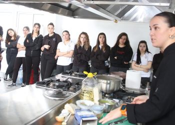 İskele Belediyesi Kültür&Sanat Günleri devam ediyor… Tanya ve Uğur, gençlerle bir araya geldi