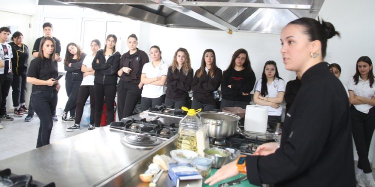 İskele Belediyesi Kültür&Sanat Günleri devam ediyor… Tanya ve Uğur, gençlerle bir araya geldi