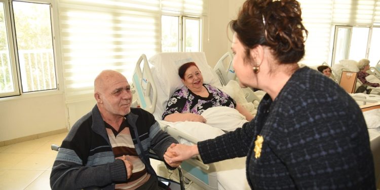Başbakan’ın eşi Zerrin Üstel, Bülent Ecevit Rehabilitasyon Merkezi’ni ziyaret etti