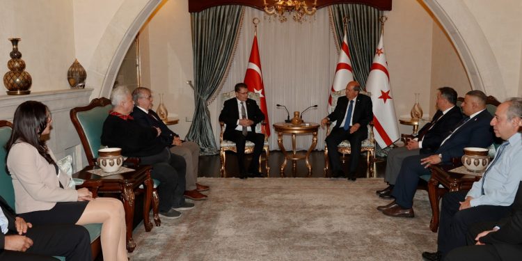 Cumhurbaşkanı Tatar Türk Dil Kurumu heyetini kabul etti