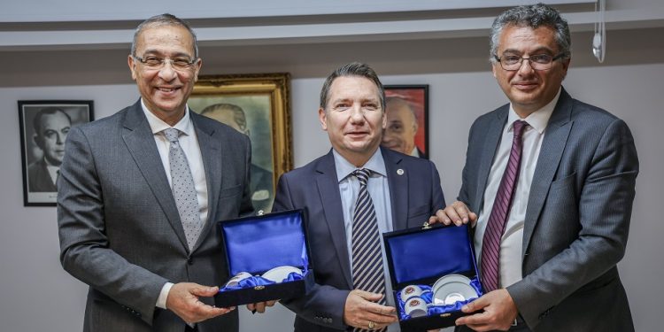 Erhürman, Kıbrıs Türk Kültür Derneği’ni ziyaret etti