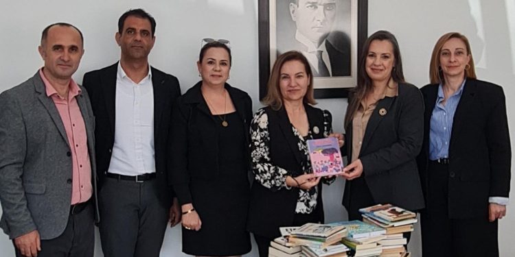 Kültür Dairesi, Gazimağusa Ticaret Lisesi’ne kütüphane kurulması amacıyla kitap bağışladı