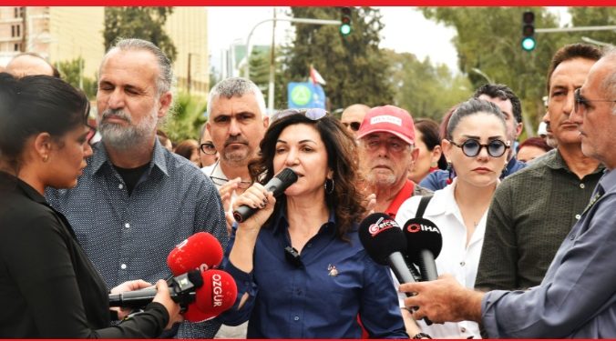 KTÖS ile KTOEÖS, TC Lefkoşa Büyükelçiliği ve Meclis’e siyah çelenk bıraktı