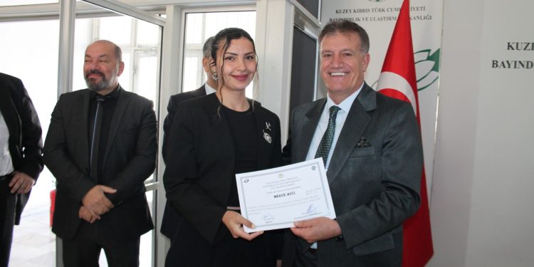 Eğitimlerini tamamlayan Sivil Havacılık Dairesi personeline diplomaları verildi… Arıklı:Sivil Havacılık Dairesi gibi teknik bir birimde insan kaynağının geliştirilmesi, geleceğimizi garanti altına almak demektir