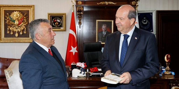 Dr. Hasan Topal, Cumhurbaşkanı Tatar’a kitabını takdim etti