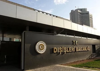 Dışişleri kaynakları: Atina’daki geçit töreninde atılan sloganlar “küstahça”