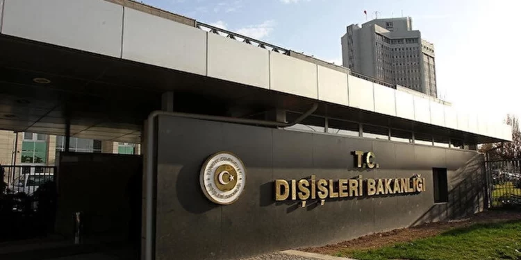 Dışişleri kaynakları: Atina’daki geçit töreninde atılan sloganlar “küstahça”