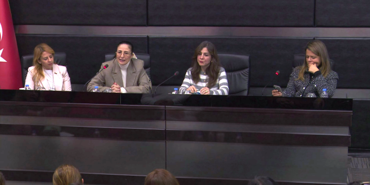 “Özel Sektörde Kriz ve Kadın: Psikolojik Yansımalar ve Çözüm Önerileri”  paneli düzenlendi