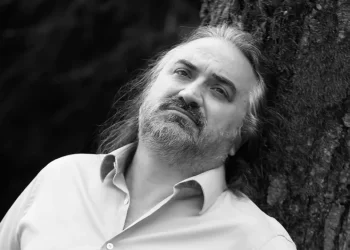 Dr. Gürkut Volkan Konak’ın sahnede hayatını kaybetmesinin ardından acil sağlık müdahale altyapısının önemine dikkat çekti.