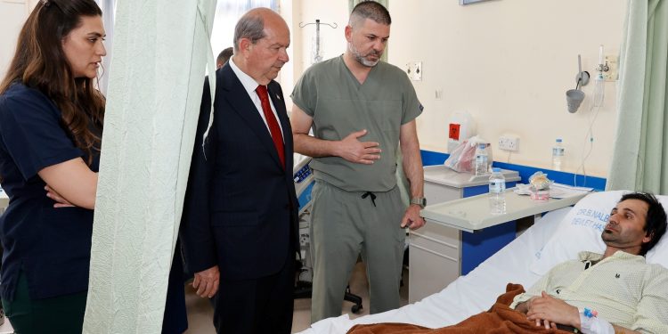 Cumhurbaşkanı Tatar, ölümlü trafik kazasındaki yaralıları ziyaret etti